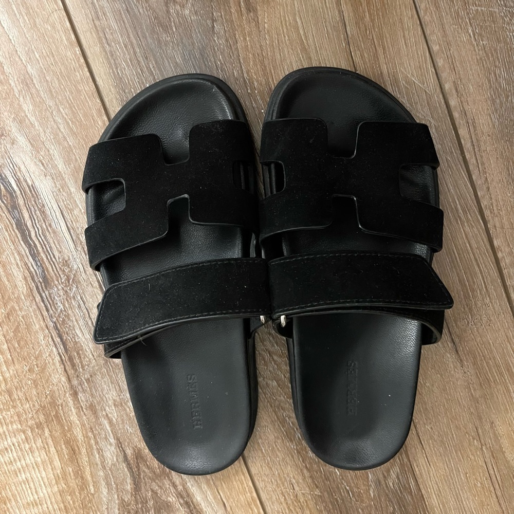 HERMES CHYPRE SANDAL IN SUEDE BLACK